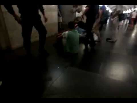 Деградация: Массовая драка на станции метро в Москве